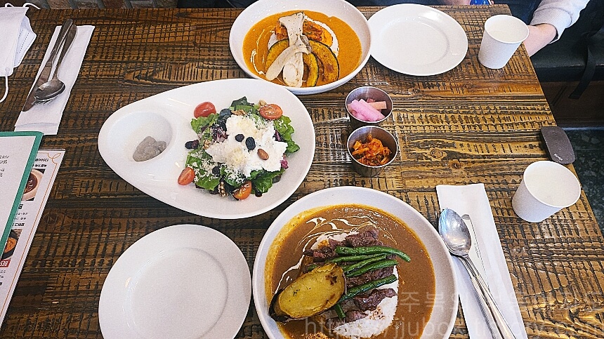 델리커리-테이블-세팅