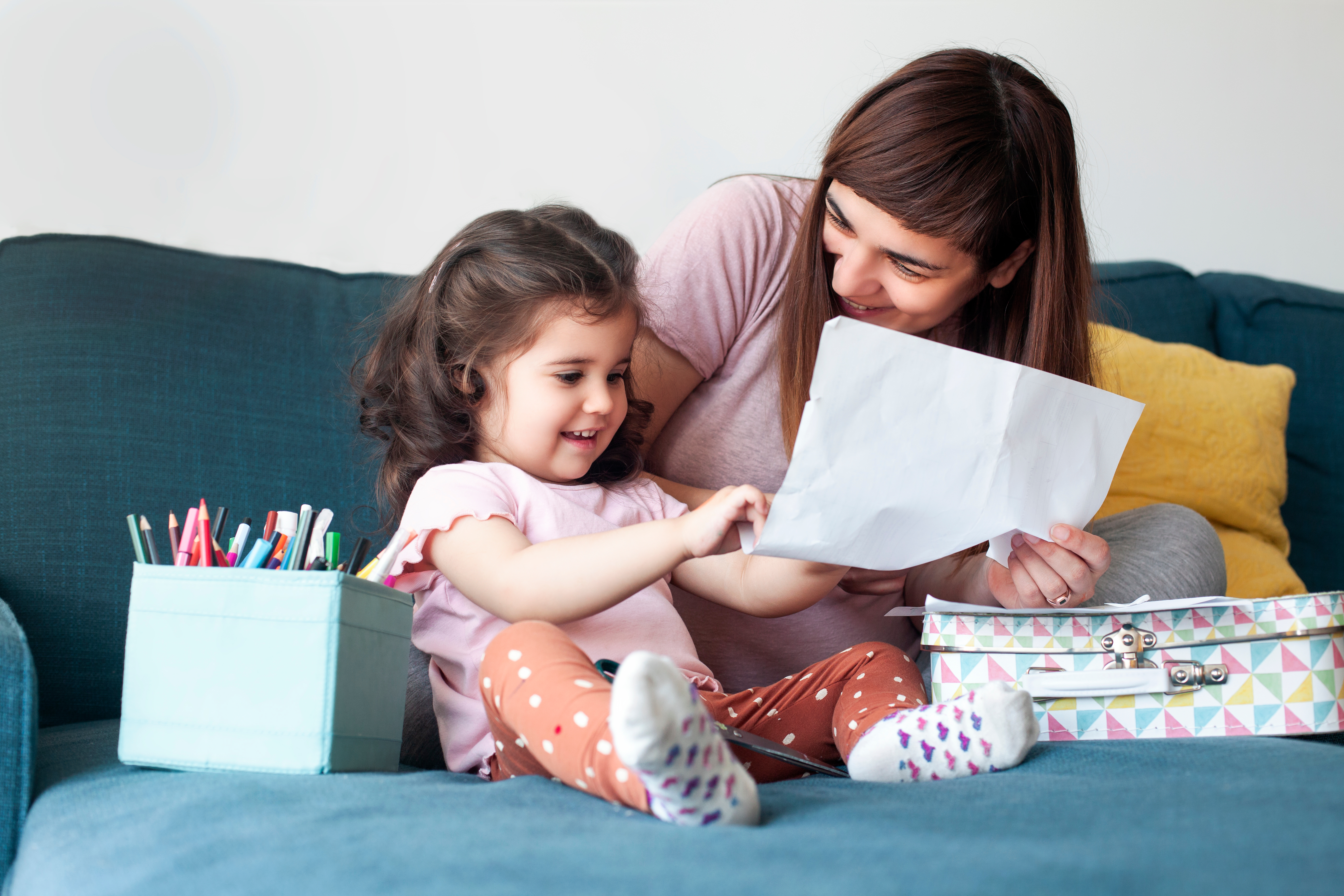양육비 지원 등 복지 제도 혜택을 받는 한부모 가정의 따뜻한 일상 모습