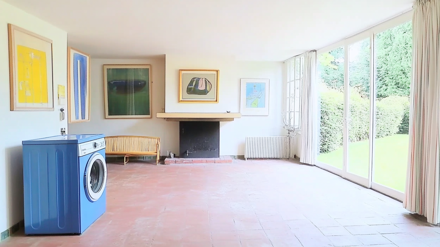 넓고 여유로운 공간의 세탁실에서 에너지 효율적인 세탁기를 강조한 이미지, 부드러운 자연광이 들어오는 아늑한 분위기