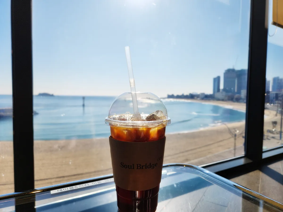 통창-앞에서-커피-한잔