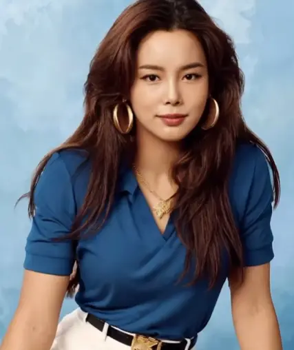 현역가왕- 흰바지 파란 반팔 블라우스를 입고 갈색 긴머리를 늘어뜨리고 화면을 바라보는 조정민