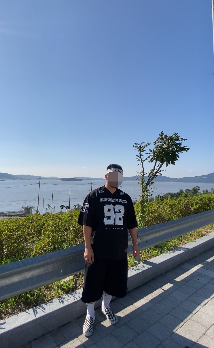 데일리룩('25. 9. 25.)하바행크 클래식 페이슬리 반다나, 드릭스 럭비 오버핏 메시 저지 하프 슬리브 티셔츠, 무신사스탠다드 와이드 버뮤다 팬츠, 나이키 양말, 반스 체커보드