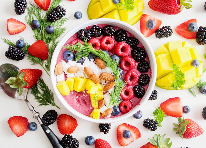 그릇에-담긴-여러가지-과일