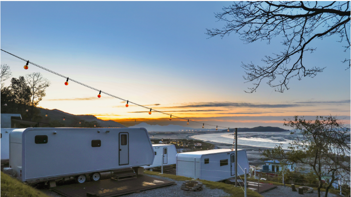 해지는 강화도 오우스 카라반 전경