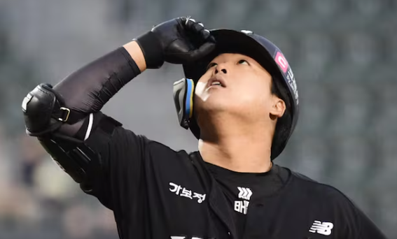 KT 시절 홈런을 친 후 세레머니하는 강백호
