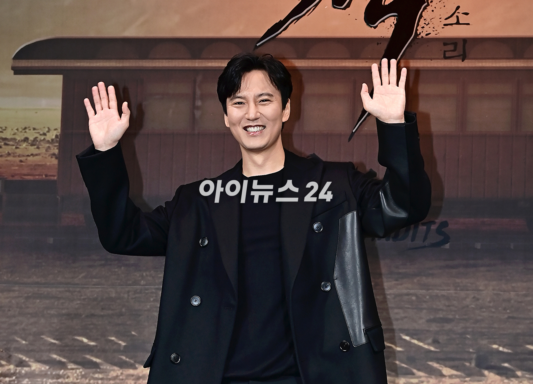 배우 김남길이 19일 오전 서울 중구 엠배서더 서울 풀만에서 열린 넷플릭스 &#39;도적: 칼의 소리&#39; 제작발표회에서 포토타임을 갖고 있다. [사진=곽영래 기자]