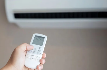 에너지 바우처 신청방법 조건 잔액조회와 관련하여 전기요금과 관련있는 에어컨을 사용중인 모습