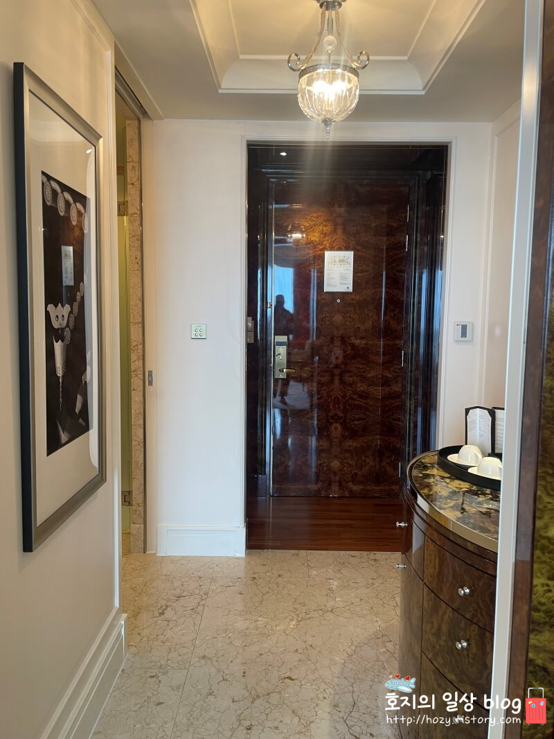 세인트레지스 싱가포르 디럭스 트윈룸 입구 전경