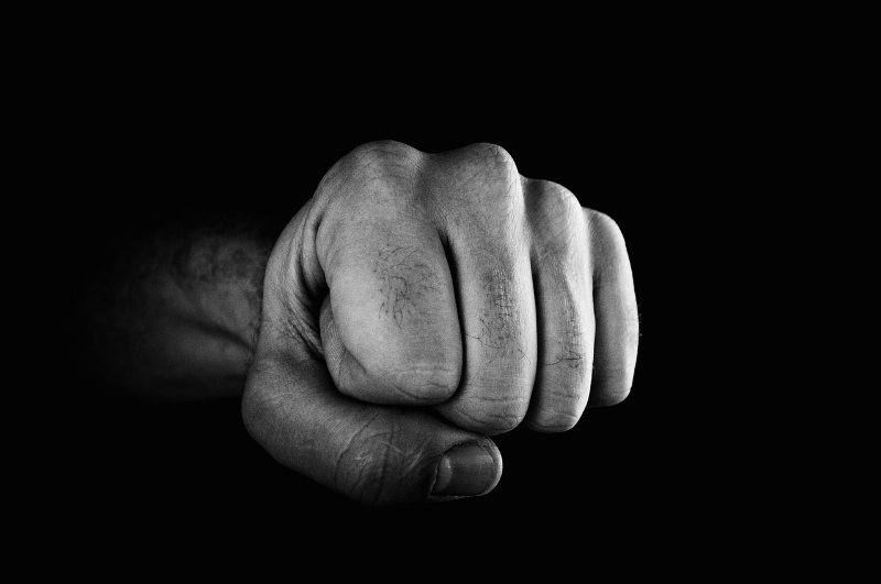 누군가와 싸우며 화내는 꿈