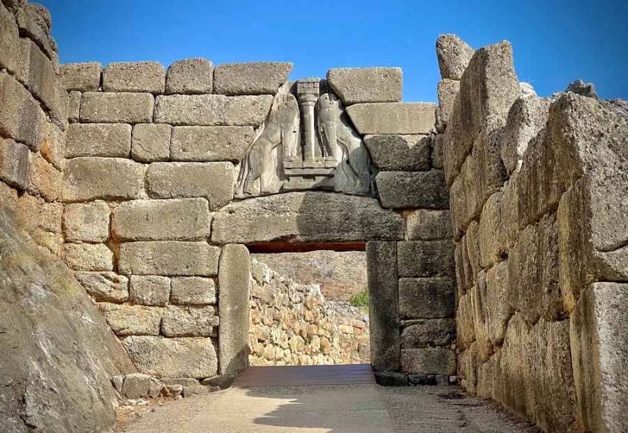 미케네 유적지의 대표적 입구인 사자의 문. 크고 투박한 돌로 쌓인 성벽과 중앙 삼각형 공간 위에 세워진 두 마리 사자 부조 조각이 특징이다.