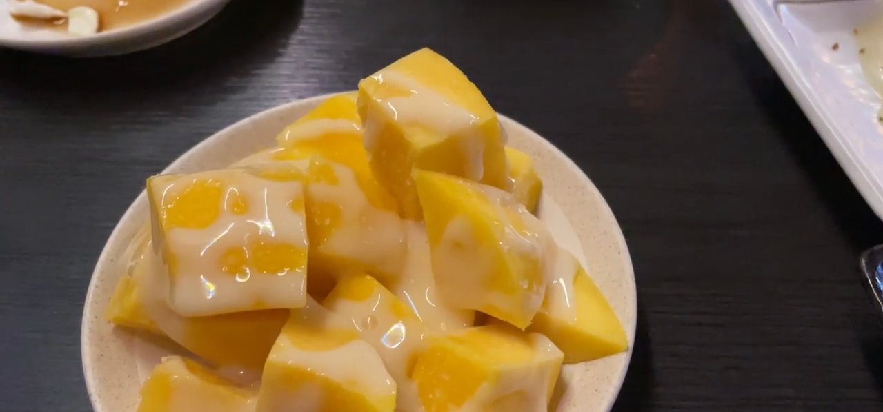 마지막엔 망고빙수가 디저트로 나와요. 상큼하게 마무리하기 좋아 보여요.