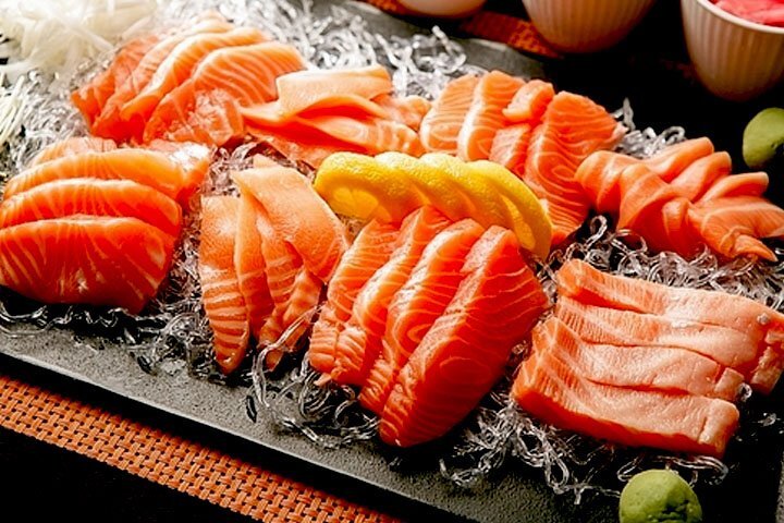 연어가 접시 위에 올려져 있다.