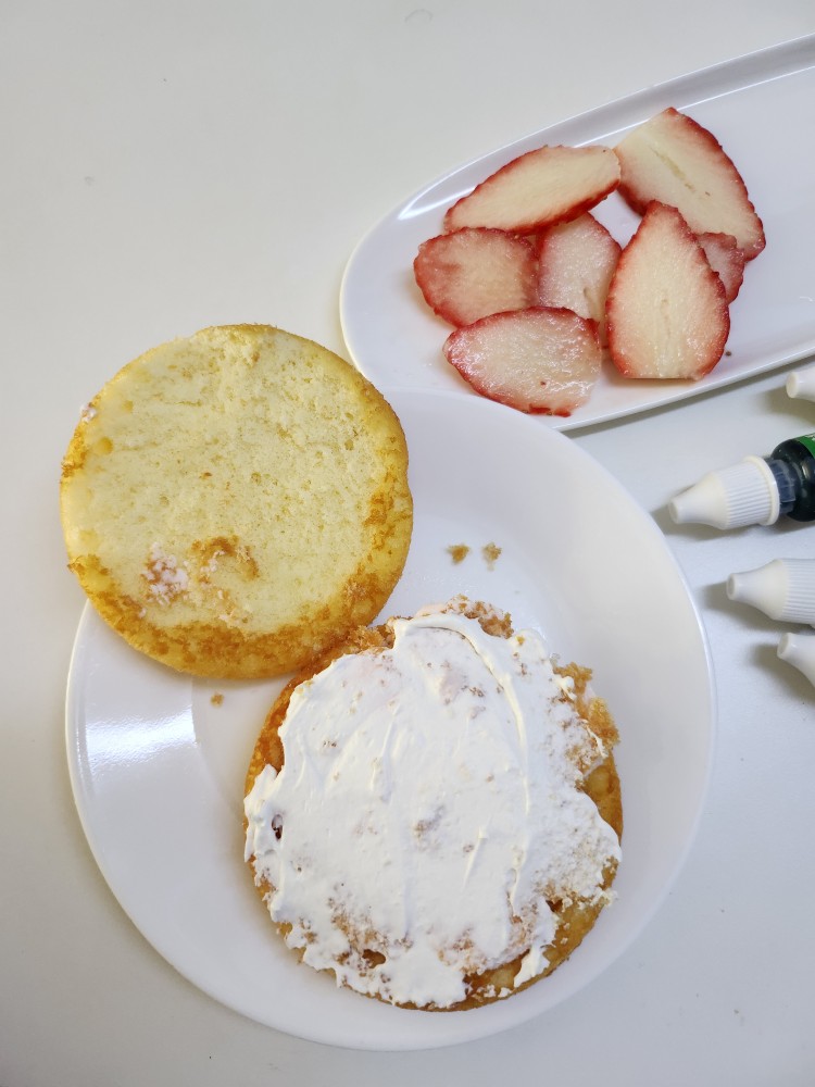 딸기를 얇게 썰어둔다.