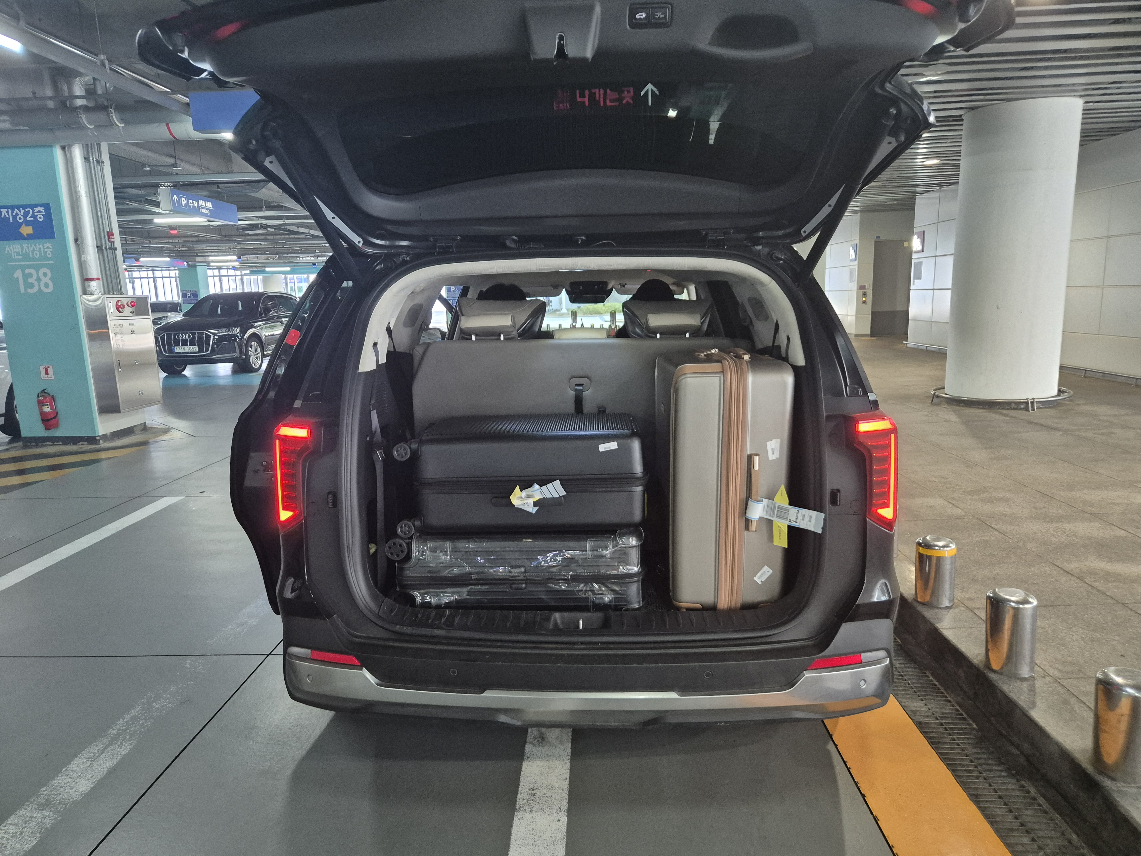 해외 바이어 의전 일정 수행을 위한 공항 영접 장면