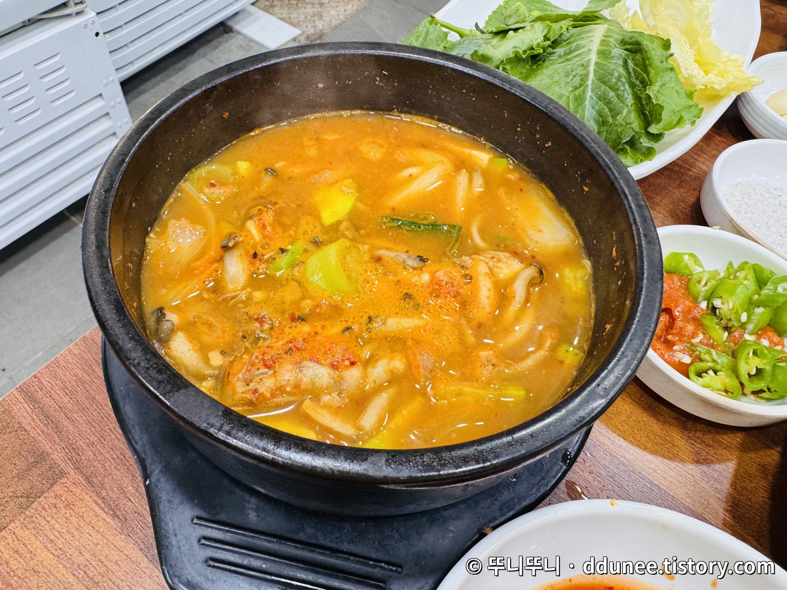 장수오리삼겹에서 삼겹살 주문 시 무료로 제공되는 보글보글 끓는 뚝배기 된장찌개