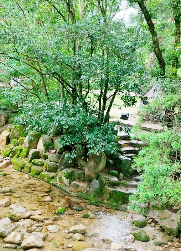 계곡으로 내려가는 돌계단