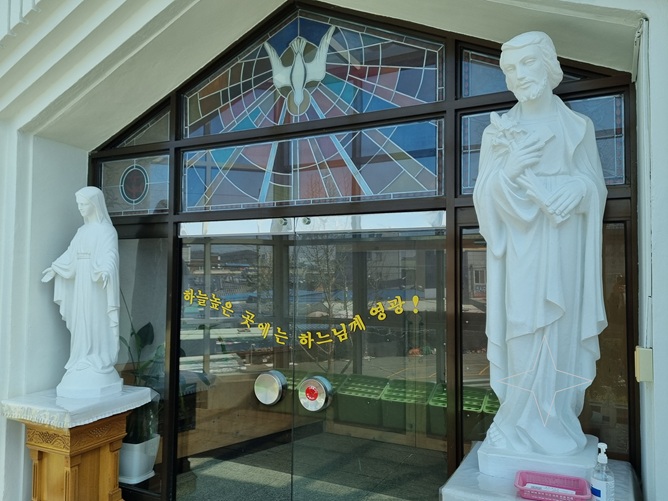 목포 삼학도성당 성전 출입문