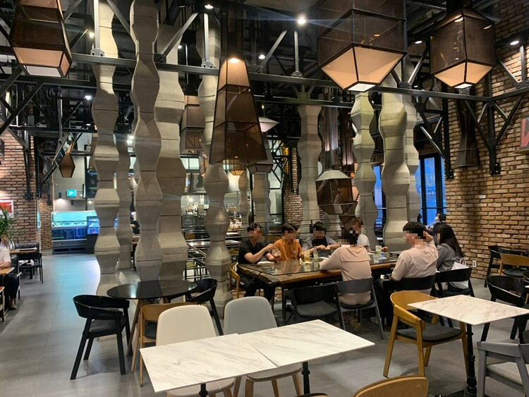 굴곡진 돌기둥과 은은한 분위기의 내부