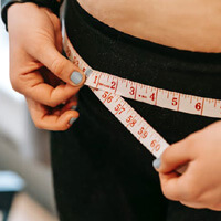 허리사이즈를-재는-사람-사진