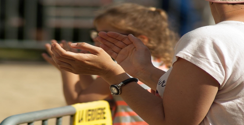 박수치고 있는 여성