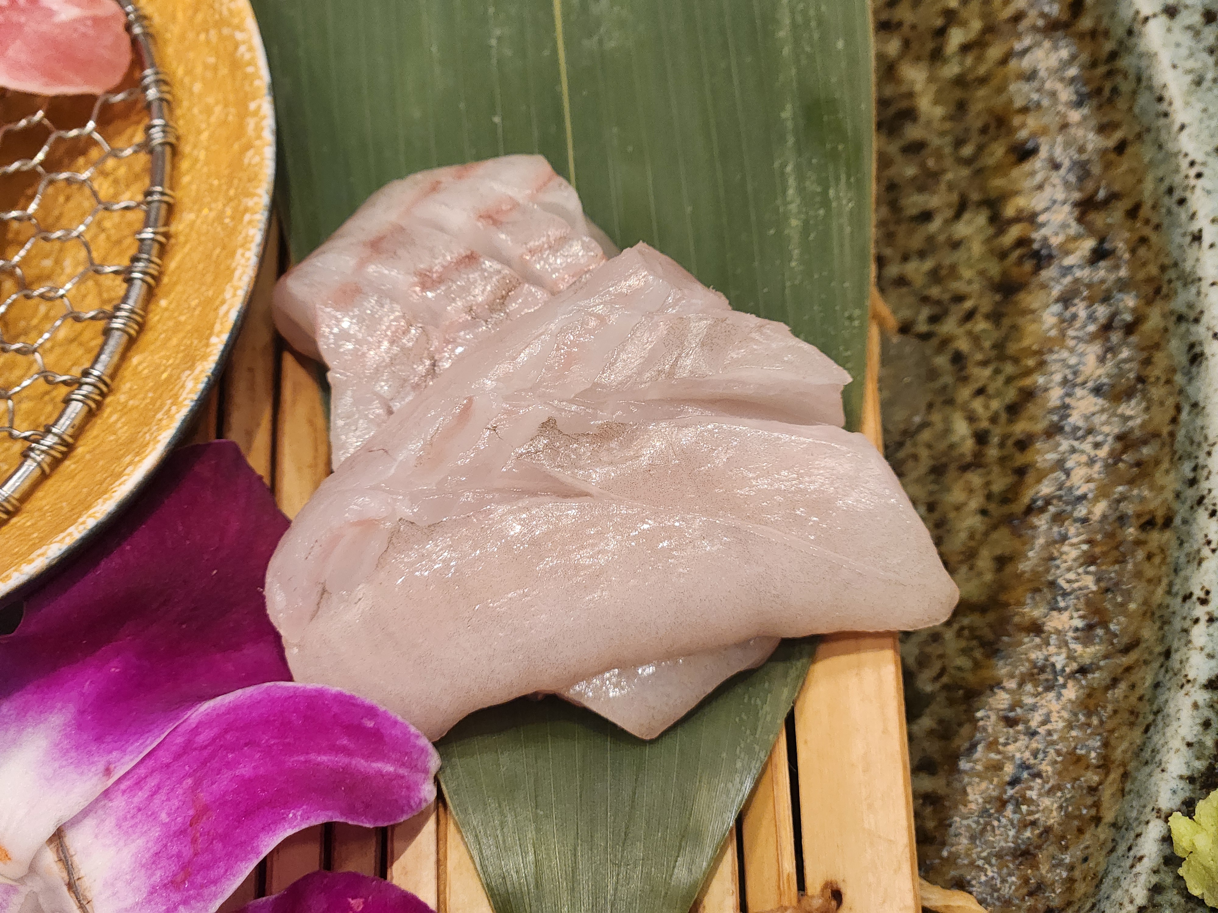 신선한 흰살 생선 사시미&amp;#44; 담백하고 탄탄한 식감