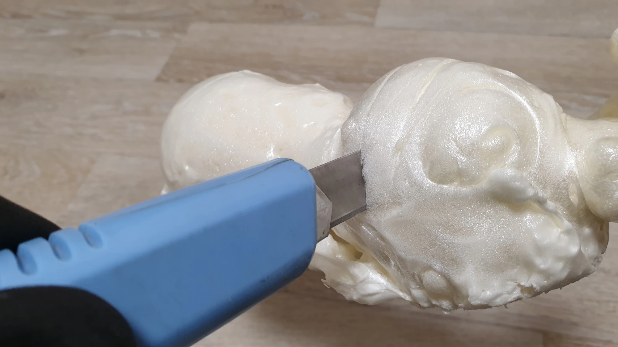 우레탄폼 자르는 모습