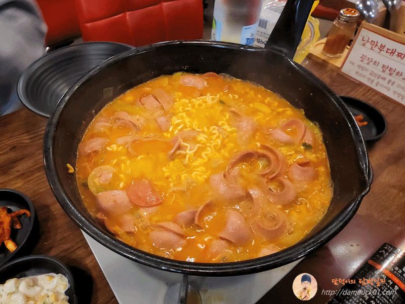 치즈와 마늘소스까지 넣고 완성된 낭만부대찌개