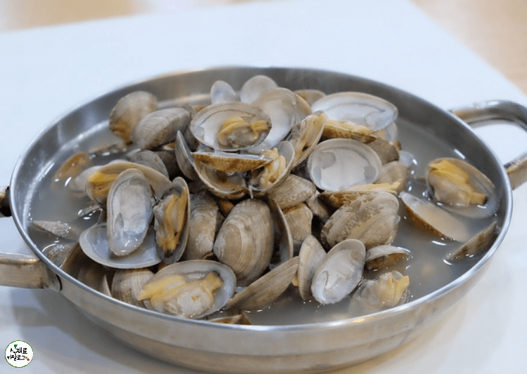 은색냄비에-바지락을-넣고-물을-부어-끓인-탕
