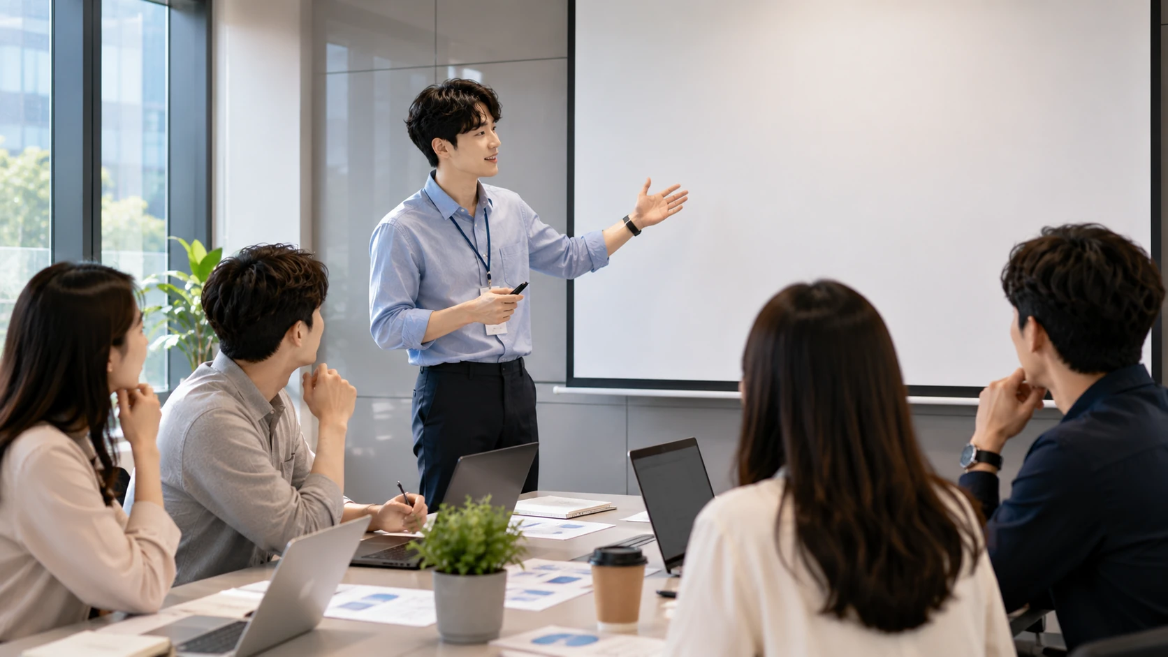 회의실에서 프로젝트 발표를 진행하는 청년