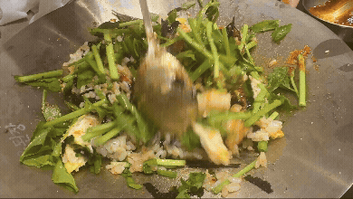 미금역 옥된장 미나리 비빔밥을 고추장 양념과 함께 골고루 비비는 모습