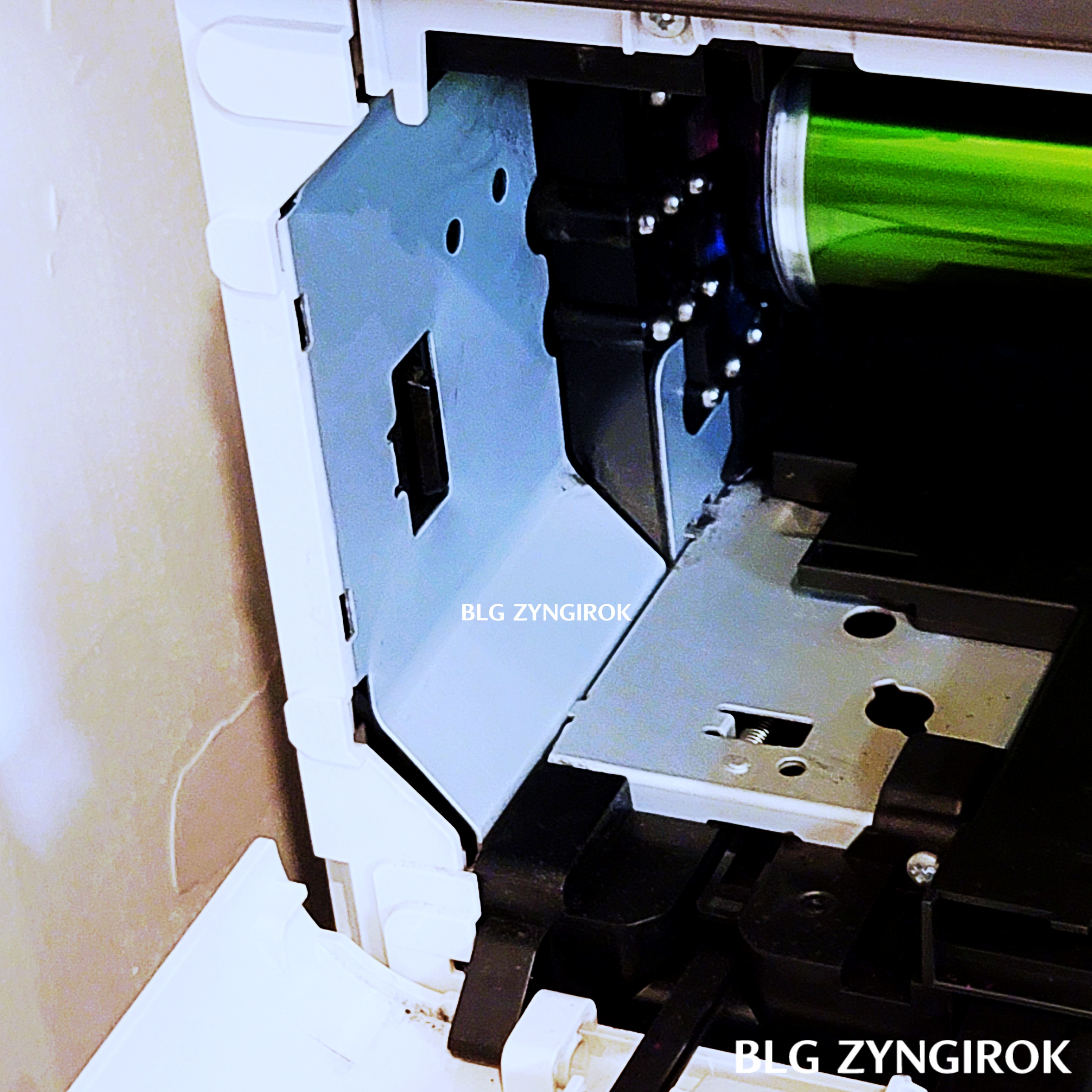 폐토너통이 있던 자리를 청소한 모습이다.