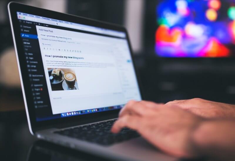 키보드-자판을-치는-사람