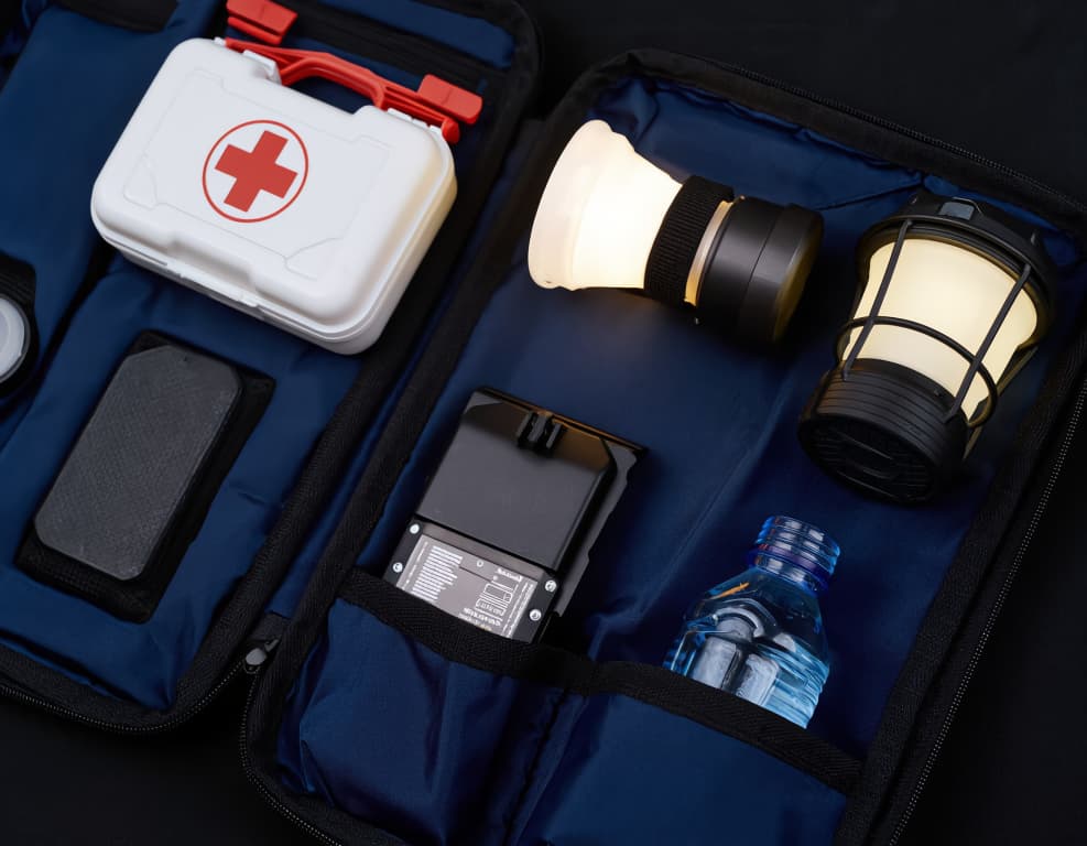 비상 배낭 속 다른 용품들과 함께 정리된 비상랜턴