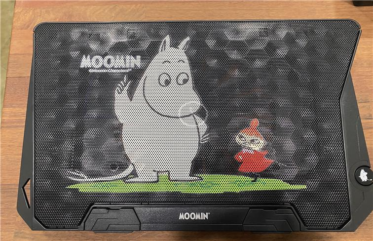 무민과 꼬마 미 캐릭터가 그려진 앱코 NCORE NC300 무민 에디션 쿨링패드 상단 디자인