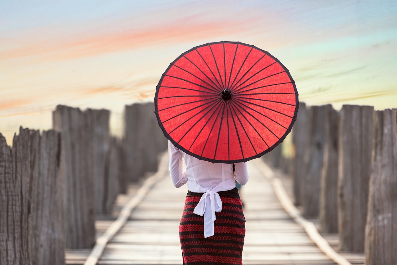 일본풍 우산을 쓴 여성 혼자 사진