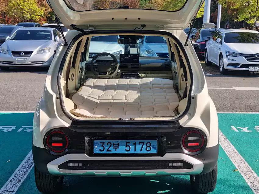 캐스퍼 일렉트릭에 차박 매트를 깔아본 모습입니다.