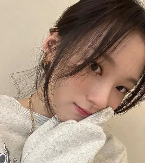 싱어게인3- 회색티를 입고 오른손으로 자신의 턱을 괴며 정면을 바라보는 66호