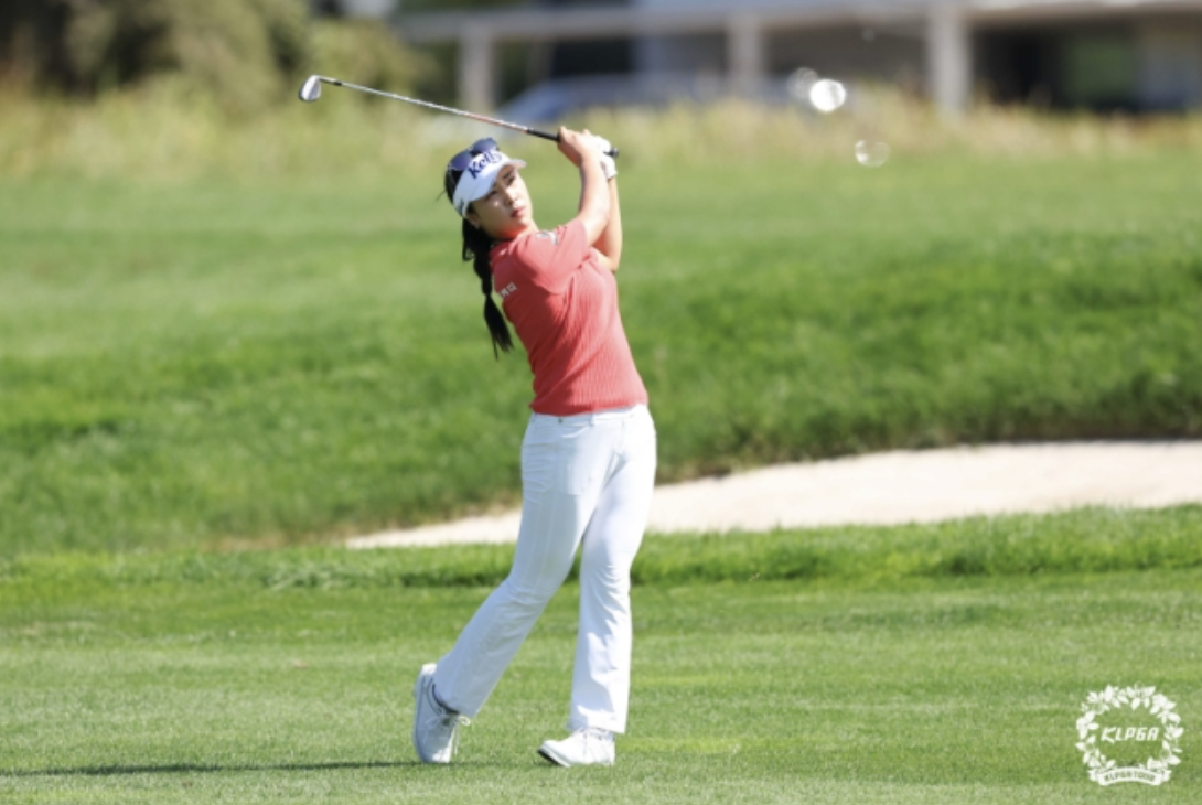 시즌 상금 10억원을 돌파하며 KLPGA 기록을 세운 (왼쪽부터) 윤이나&amp;#44; 박현경&amp;#44; 박지영