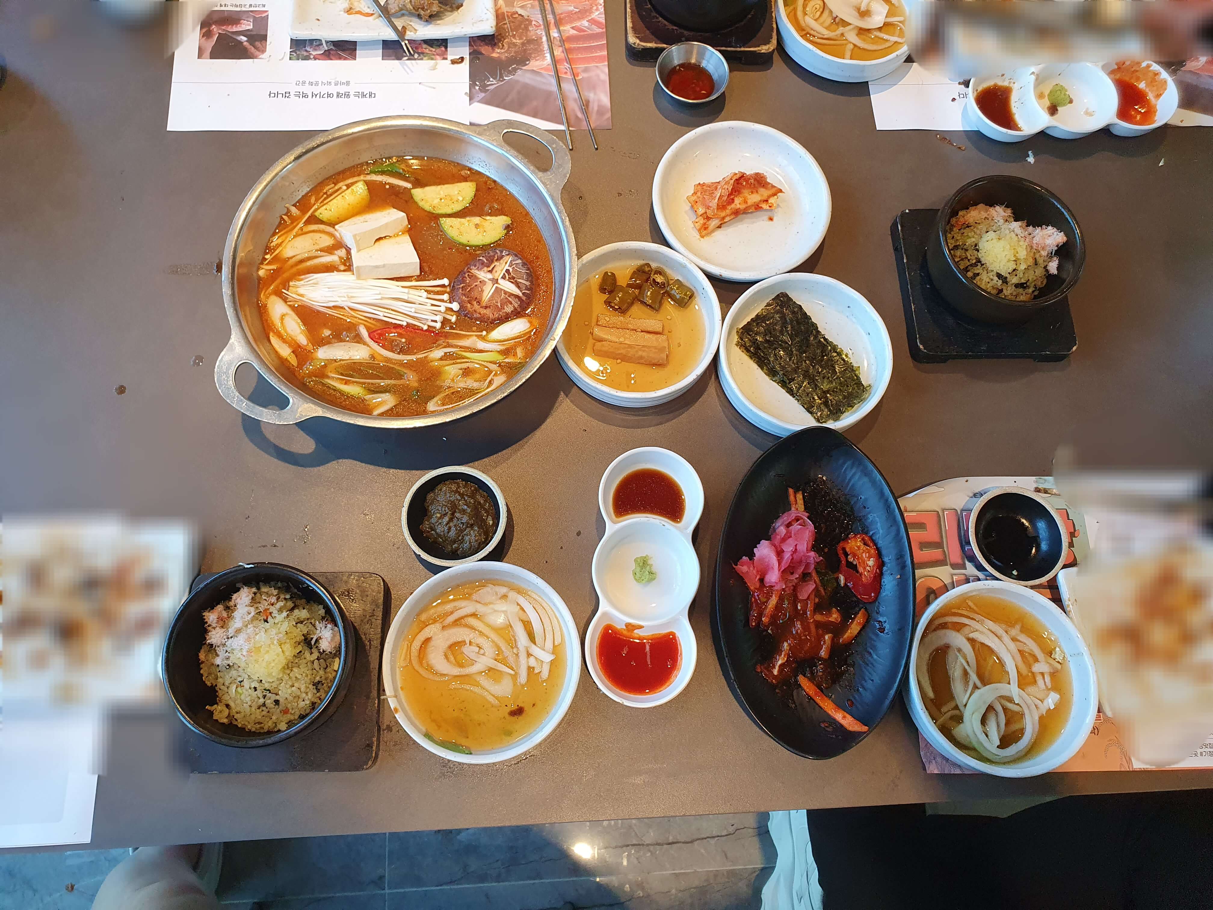 알밥, 대게내장소스, 한우사골 된장찌개, 김치, 고추·무장아찌, 김