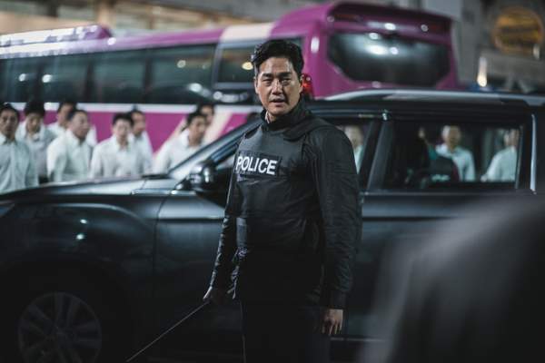 경찰 복을 입고 서 있는 유지태