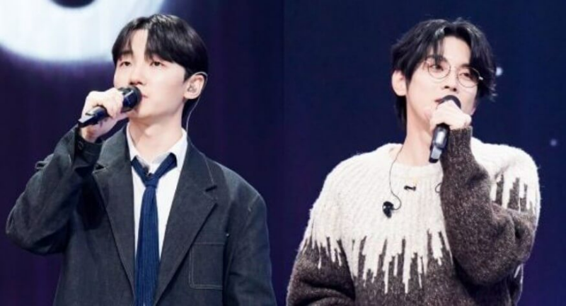 마이크-들고-노래하는-두명의-남자-가수