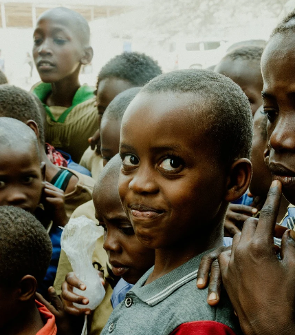한 학생이 학습공동체 안에 둘러쌓인 모습