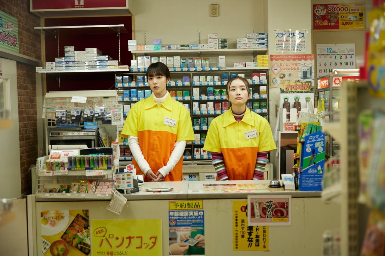 회사를 그만두고 편의점 알바를 하고 있는 이이즈카의 모습