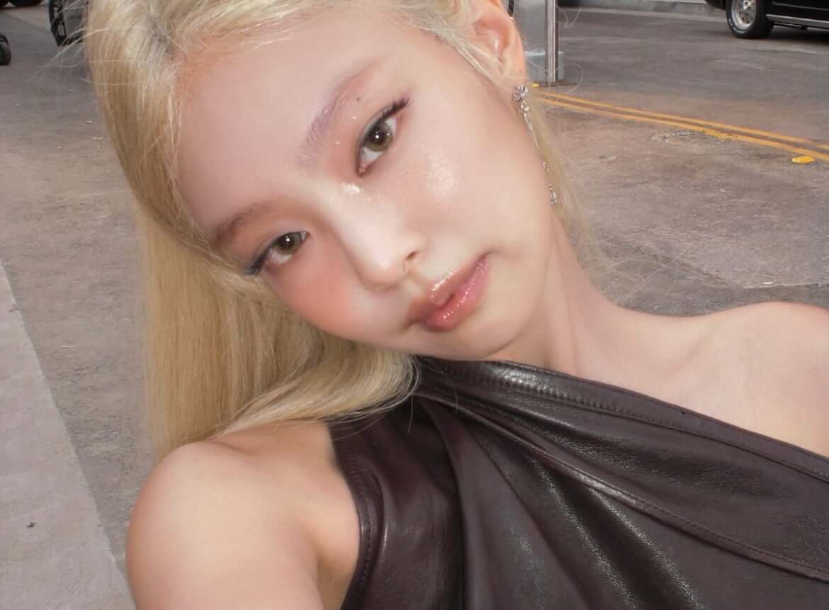 “너무 과했다” vs “퍼포먼스의 일부” 제니의 무대 의상, 논란 속 관심 폭발