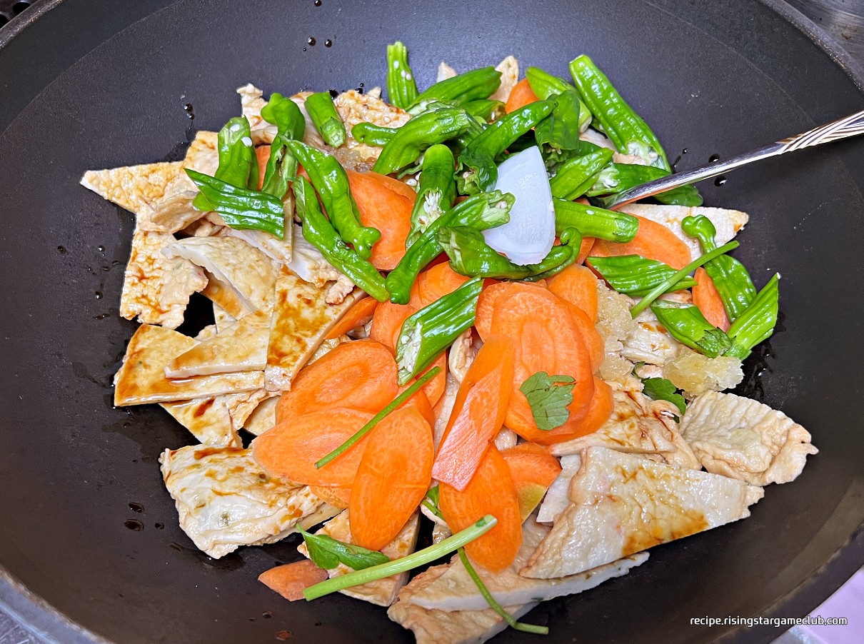 꽈리고추 어묵(오뎅)볶음에 들어갈 야채 중에 먼저 익혀야할 당근과 꽈리고추 넣기