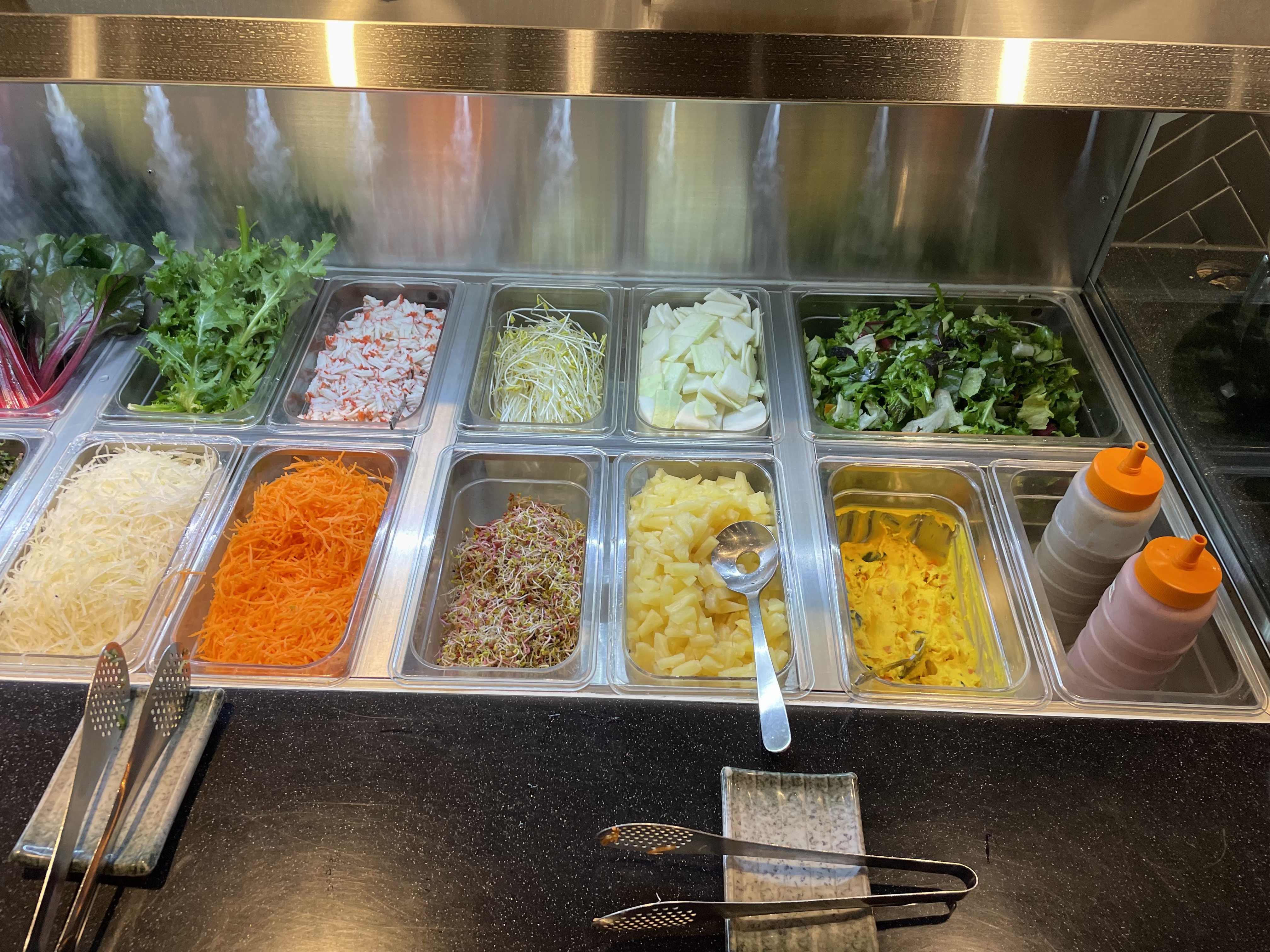 소담촌 야채 샐프바 당근 무 콩나물 새싹 파인애플이 있습니다.