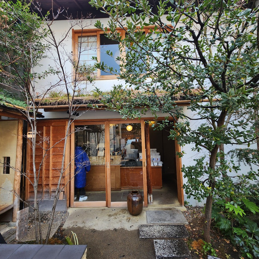 일본 가정집 같은 위켄더즈 커피. 카페 앞 아기자기한 정원이 이쁘다.