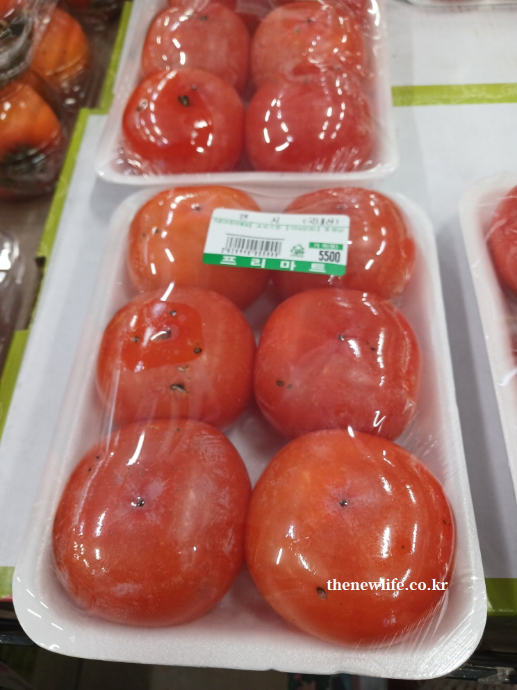 마트에서 판매 중인 국내산 연시&middot;홍시 패키지로 부드럽고 잘 익은 감이 포장된 모습