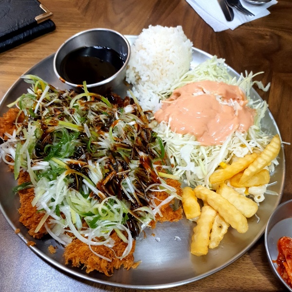 돈까스고기위에 파를 올린 파돈까스