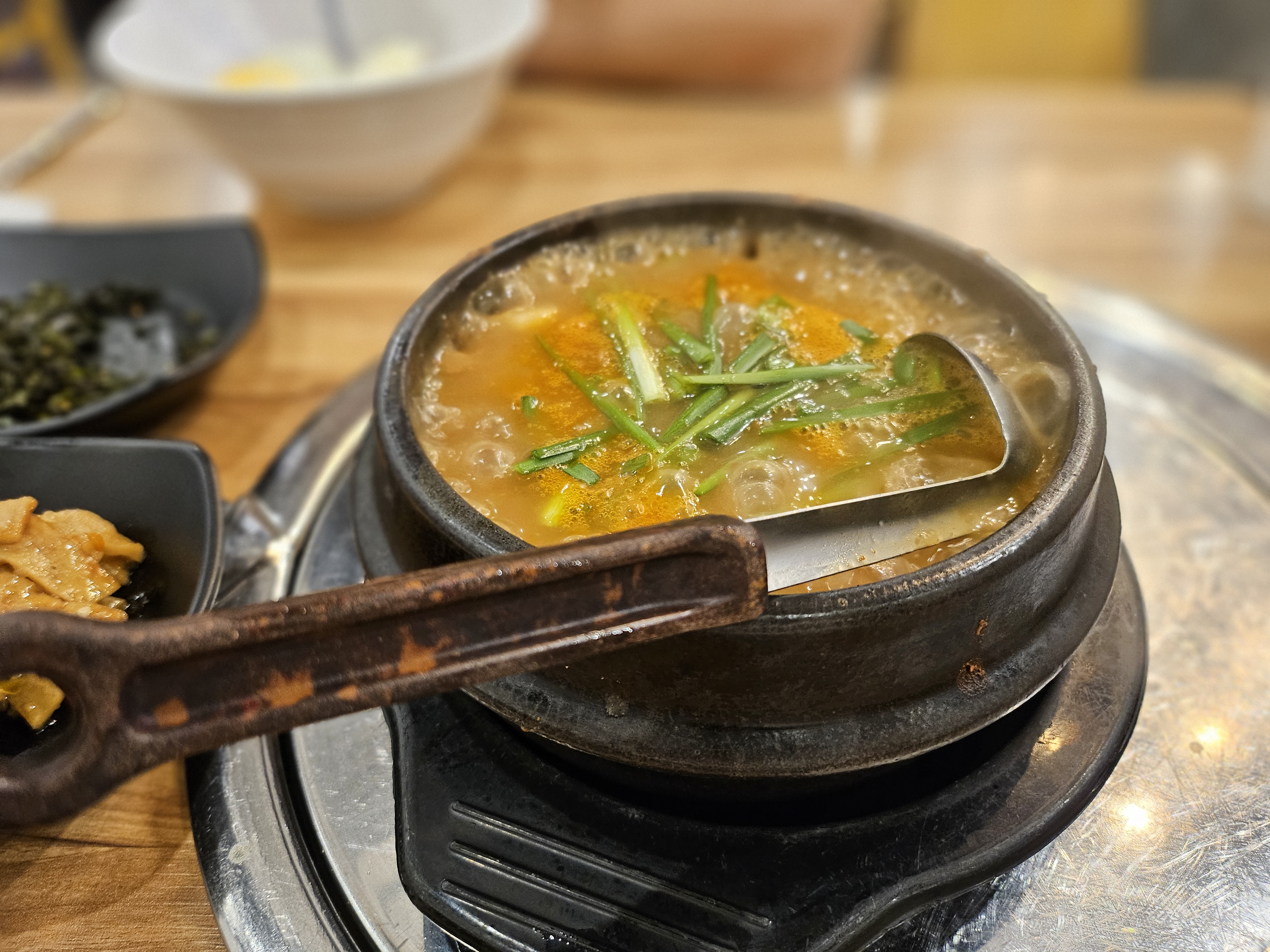 서울 교대역 비벼먹는 된장찌개 맛집 뚝배기에 담겨져 나온다
